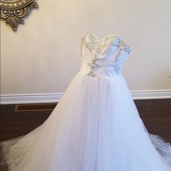 Wedding dress - Picture 3 of 8